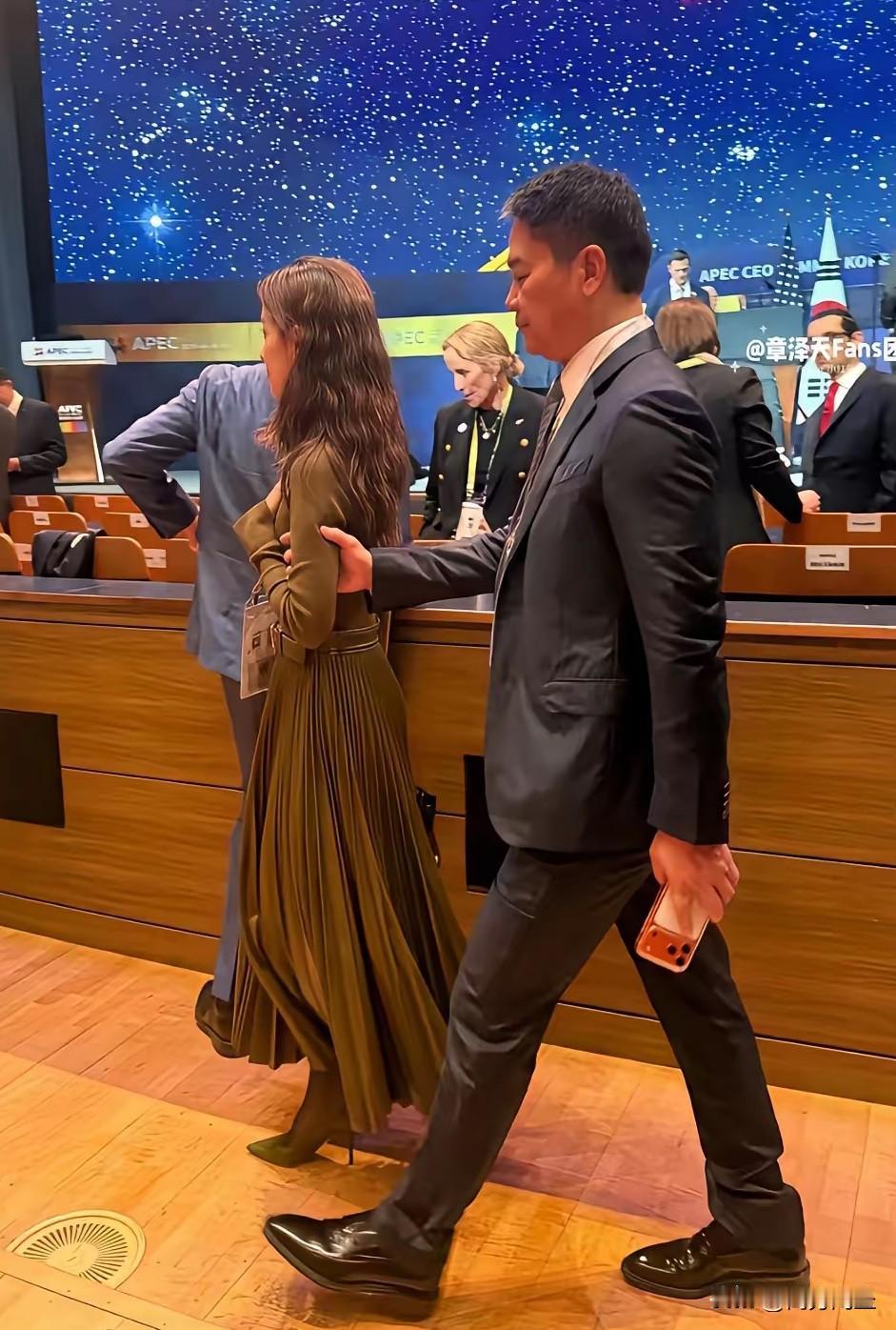 刘强东和章泽天夫妻同框的照片流出，似乎少了一些亲密感，有人说，夫妻做久了都是这样