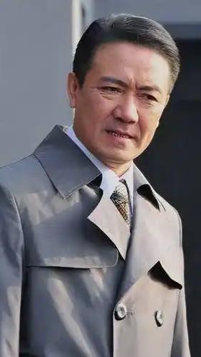 李幼斌，1958年生于吉林长春，国家一级演员。早年进入长春话剧团，深耕话剧表演多