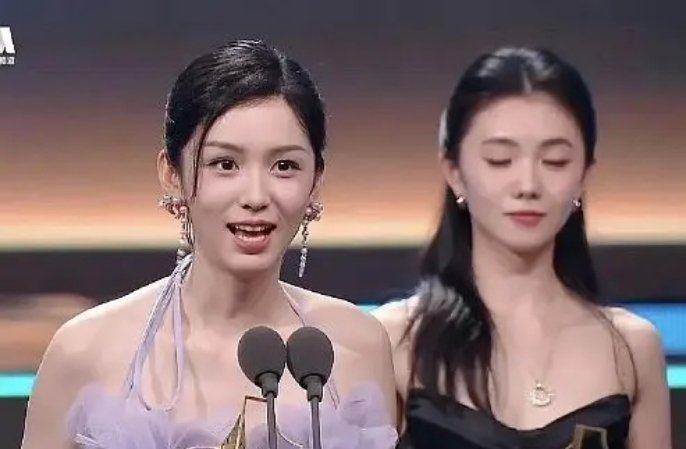 这是故意给刘浩存截成这样的吗？ ​​​