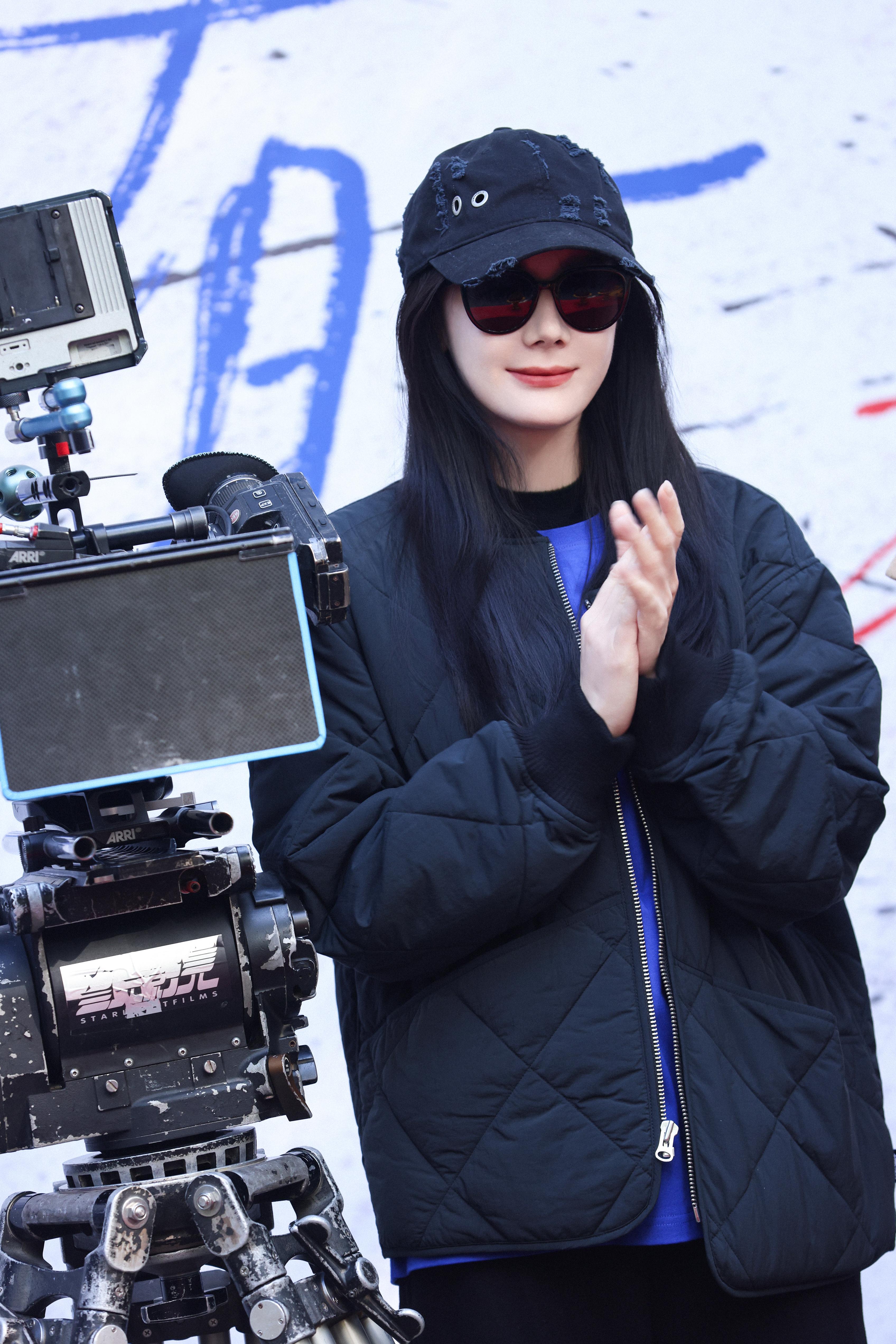 迪丽热巴补偿去巴黎的粉丝迪丽热巴  在复制粘贴的时代，你是手写的诗