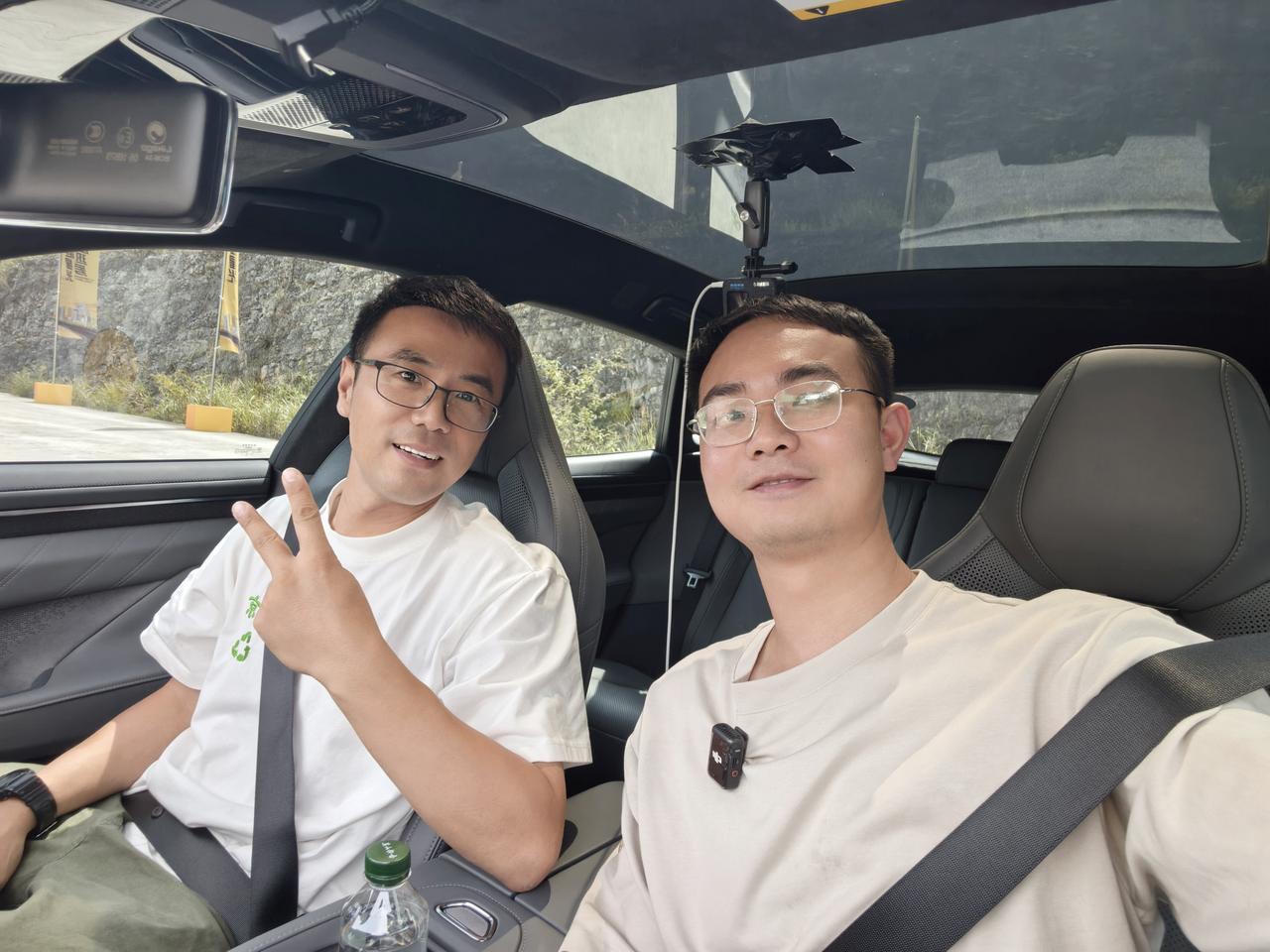 参加懂车帝活动遇到@百车全说三刀 刀哥，还分到了一辆车上，对于一个听了几年的《百