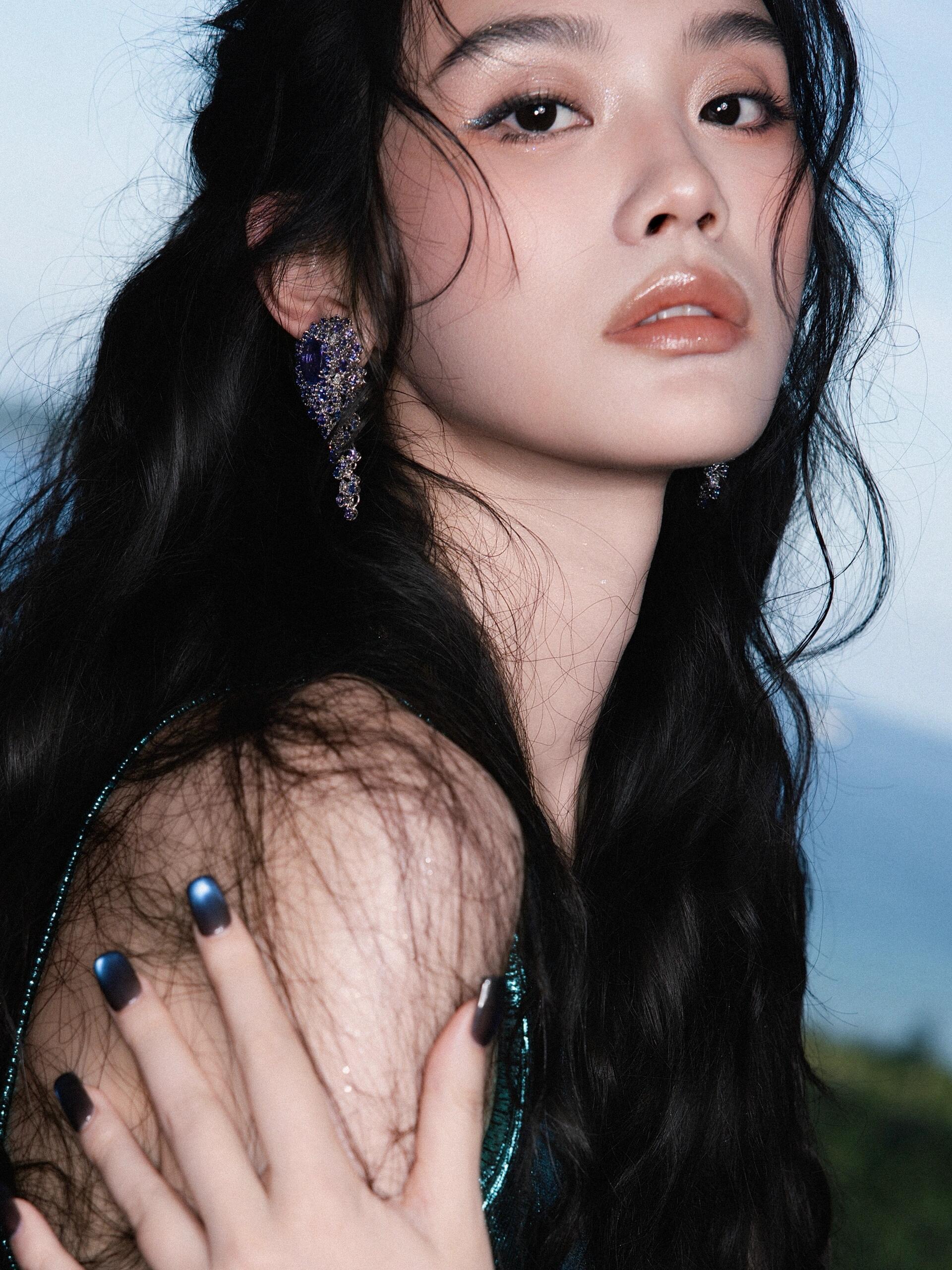 奚梦瑶人鱼公主即视感谁懂奚梦瑶昨天湿发造型，波光粼粼的美人鱼……就这个超模爽✨?