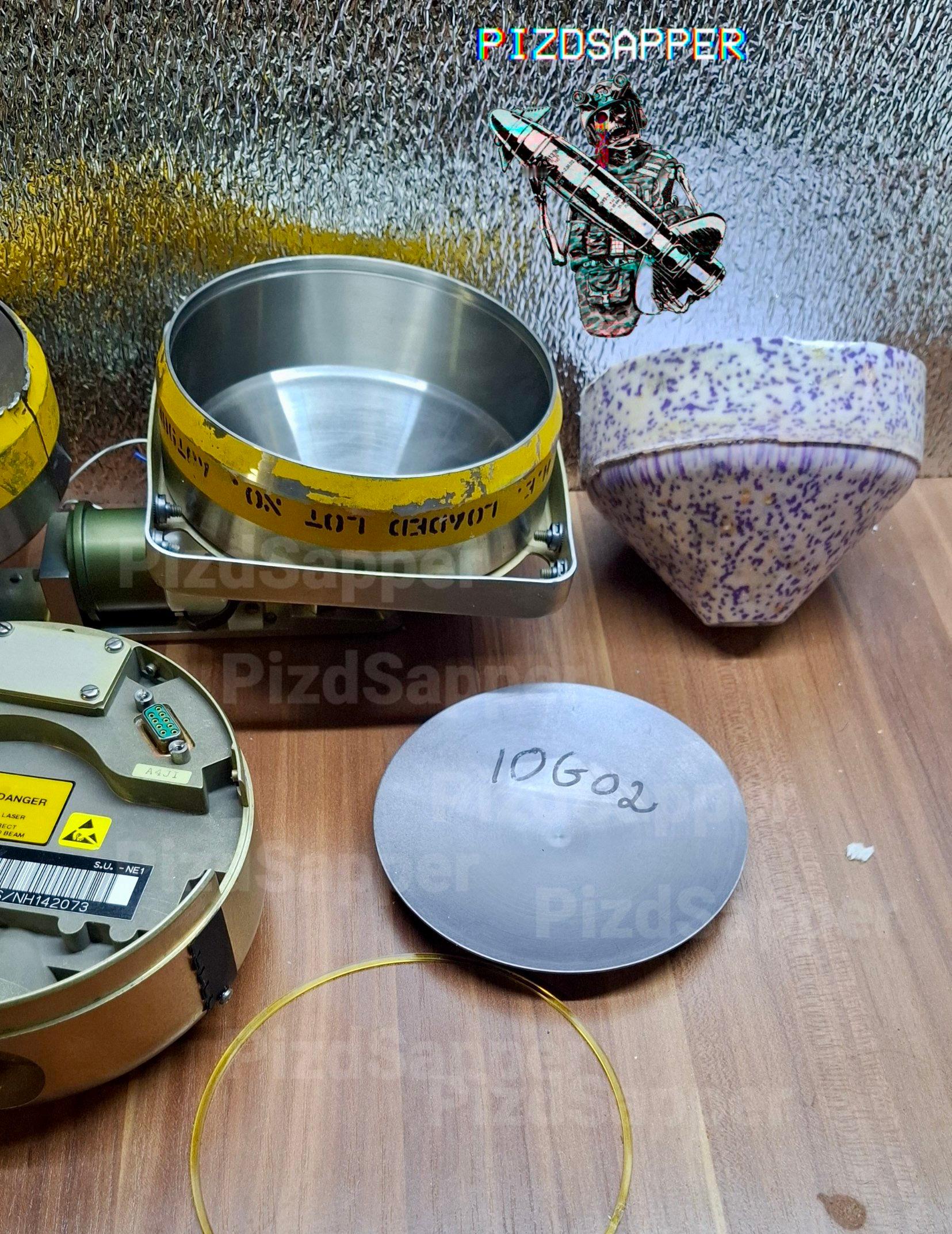 陶2B反坦克导弹采用掠飞攻顶，战斗部内包含2个钽制EFP战斗部，当导弹飞跃坦克时