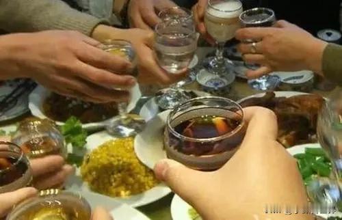 我们这里有几个好朋友，经常相约着一起聚餐喝酒，谁知这一次竟发生了意外——
其中有