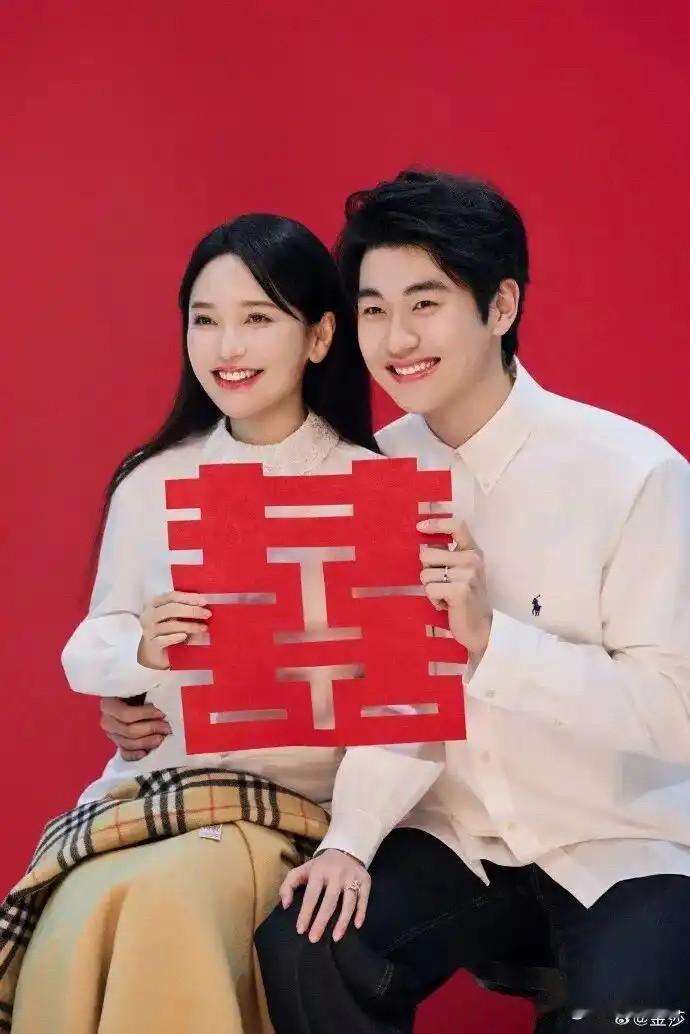 金莎官宣：和小19岁男友孙丞潇领证结婚啦！
语气里满是按捺不住的幸福！
孙丞潇长