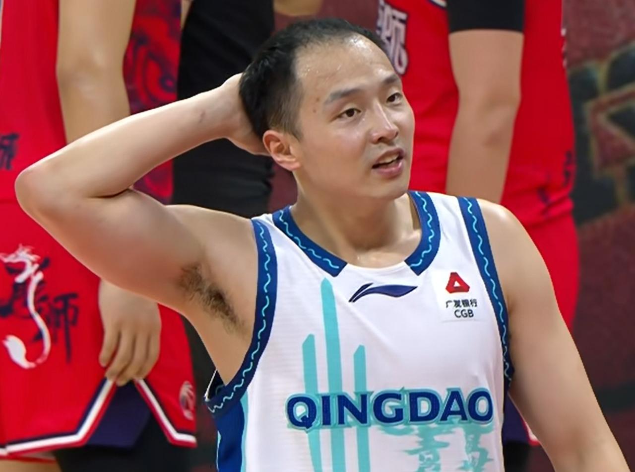 输给山西4分，揪出1个表现最差之人，关键的时候2次失误，坑惨了青岛队！
CBA季