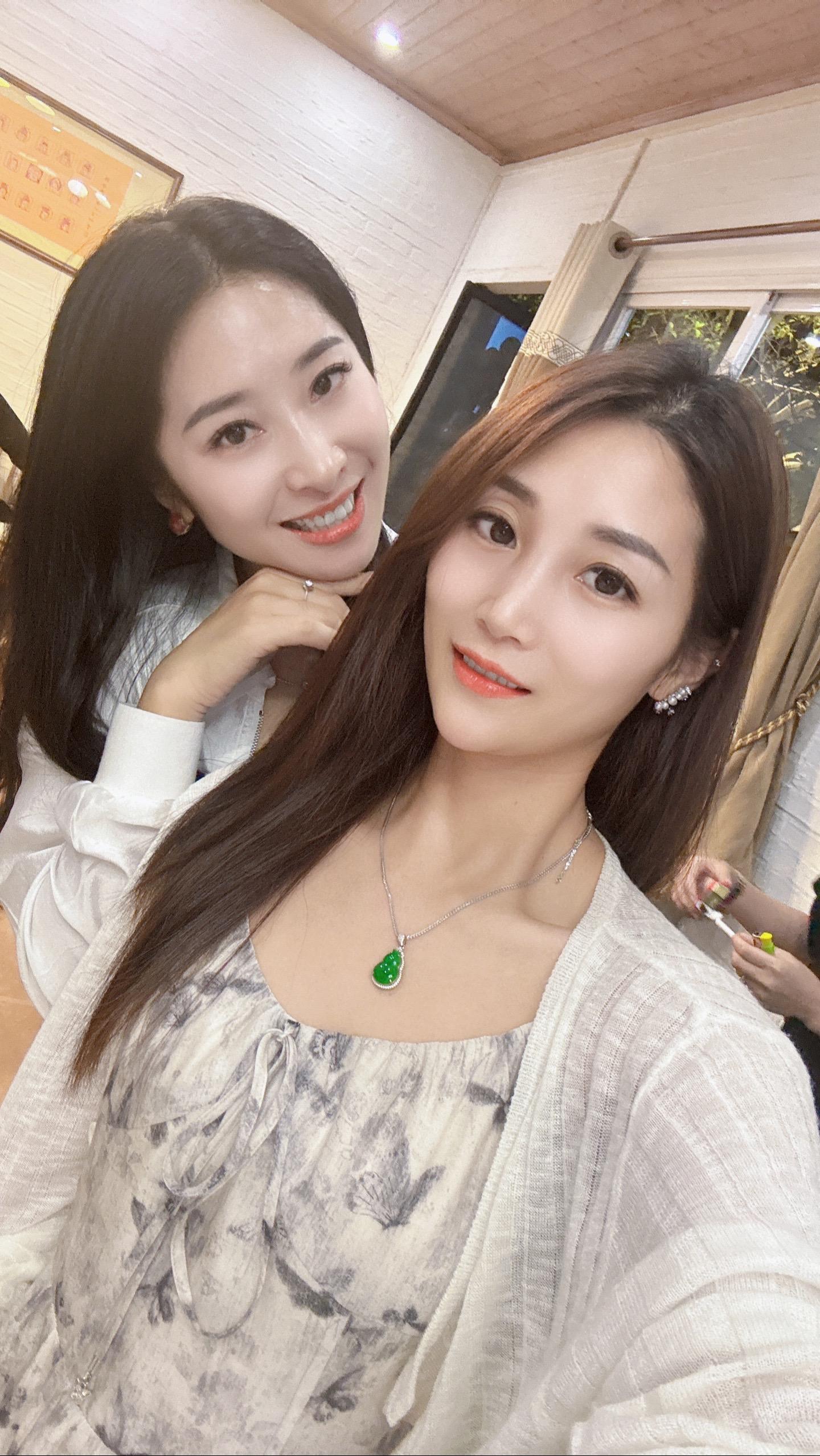 “长大是什么感觉，大概是，既成为不了 想成为的人，又丢了 原来的自己...