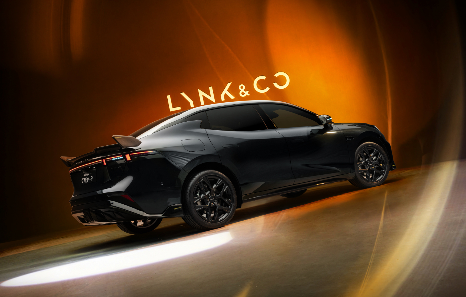 全新领克07EM-P碳纤维尾翼版正式登场！15万级唯一标配真干式碳纤维尾翼，43