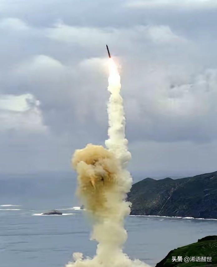 美国再次动用核威慑手段，试射可搭载当量相当于广岛原子弹20倍的核导弹，以极端方式