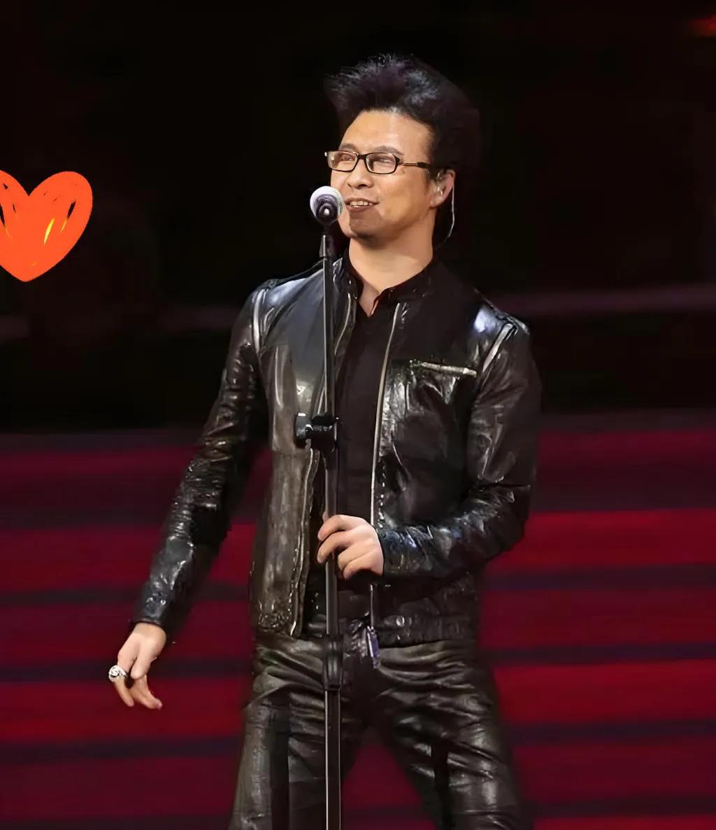 汪峰的歌唱得挺励志的啊!
为什么人们要称他为“汪皮裤″呢❓
是因为汪峰喜欢穿皮裤