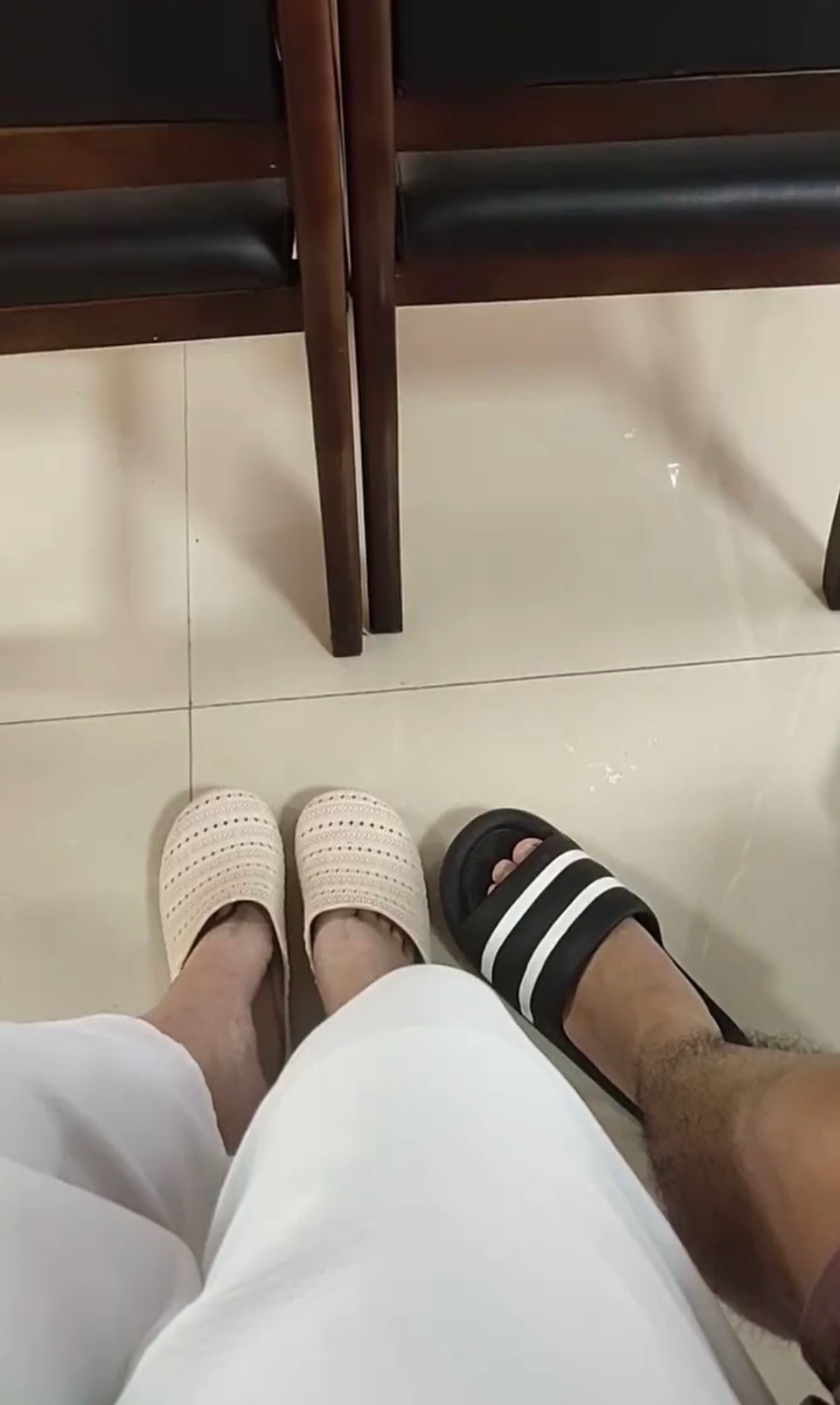 8月19日，七月初七，七夕节，玉林一对情侣穿着拖鞋去领结婚证。当事人：也没人告诉