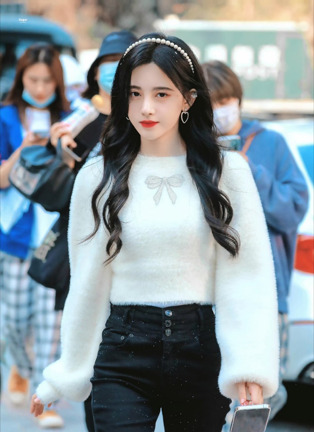 真的太会打扮了，每次亮相都好好看，风格拿捏得稳稳的，不管是日常还是正式场合都不出