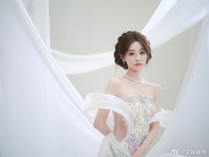 祝绪丹公主盘发  祝绪丹在逃公主 那如梦幻月光的公主盘发，在祝绪丹头上熠熠生辉，