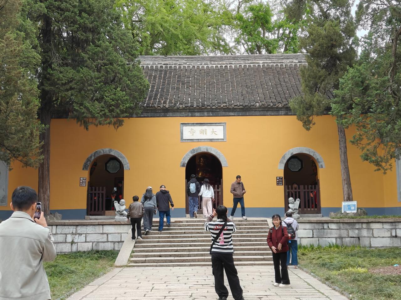 位于瘦西湖西北的大明寺，始建于南朝宋孝武帝大明年间，因此得名，据说是鉴真东渡前所