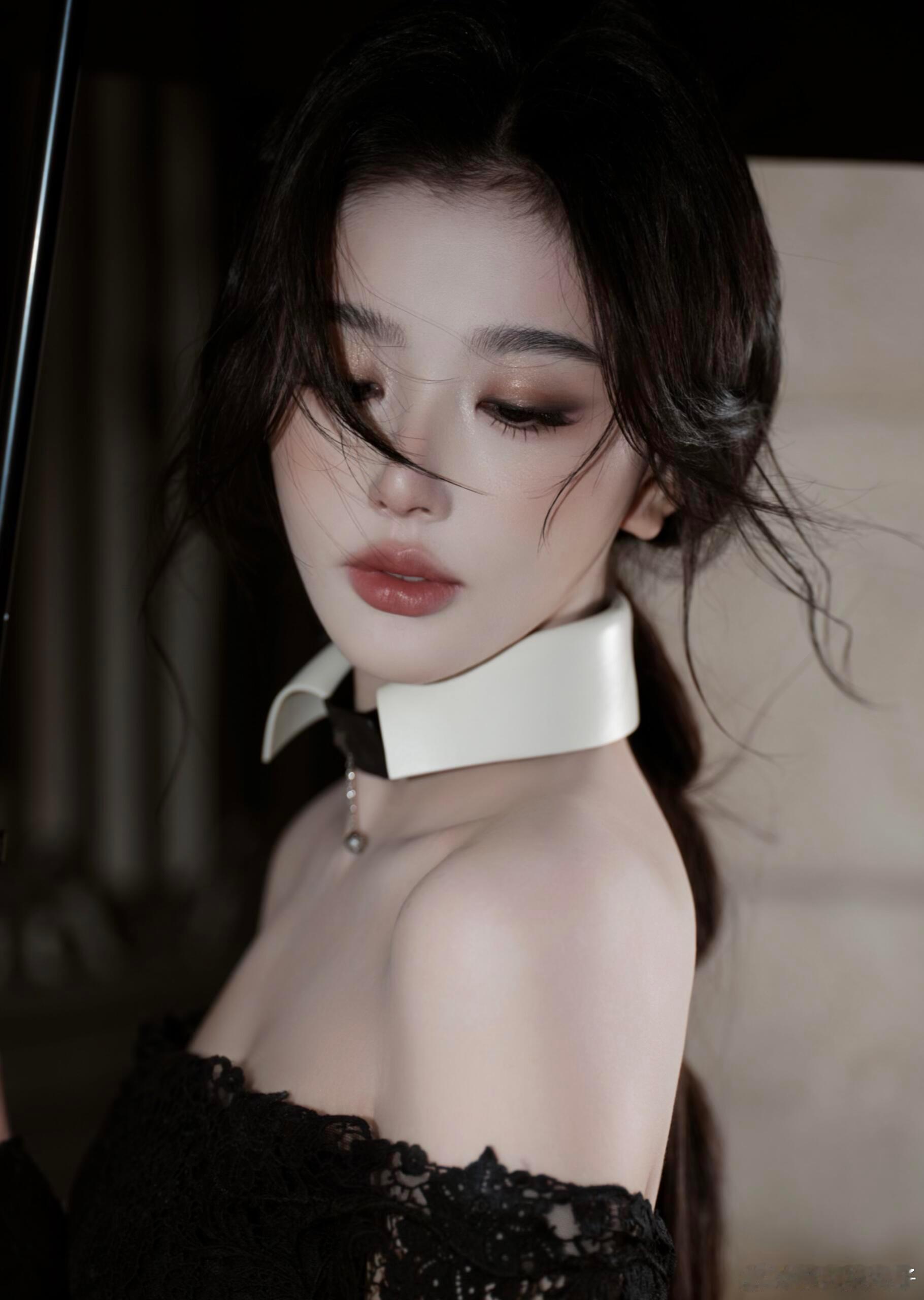 孔雪儿摩登小烟熏妆容，身着FENDI 2026秋冬女士系列，好美啊！ 