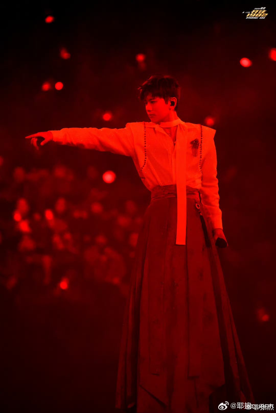 张杰称和谢娜交往时单身张杰真诚回应所有疑问，明确表示与谢娜交往时是单身，尊重过往