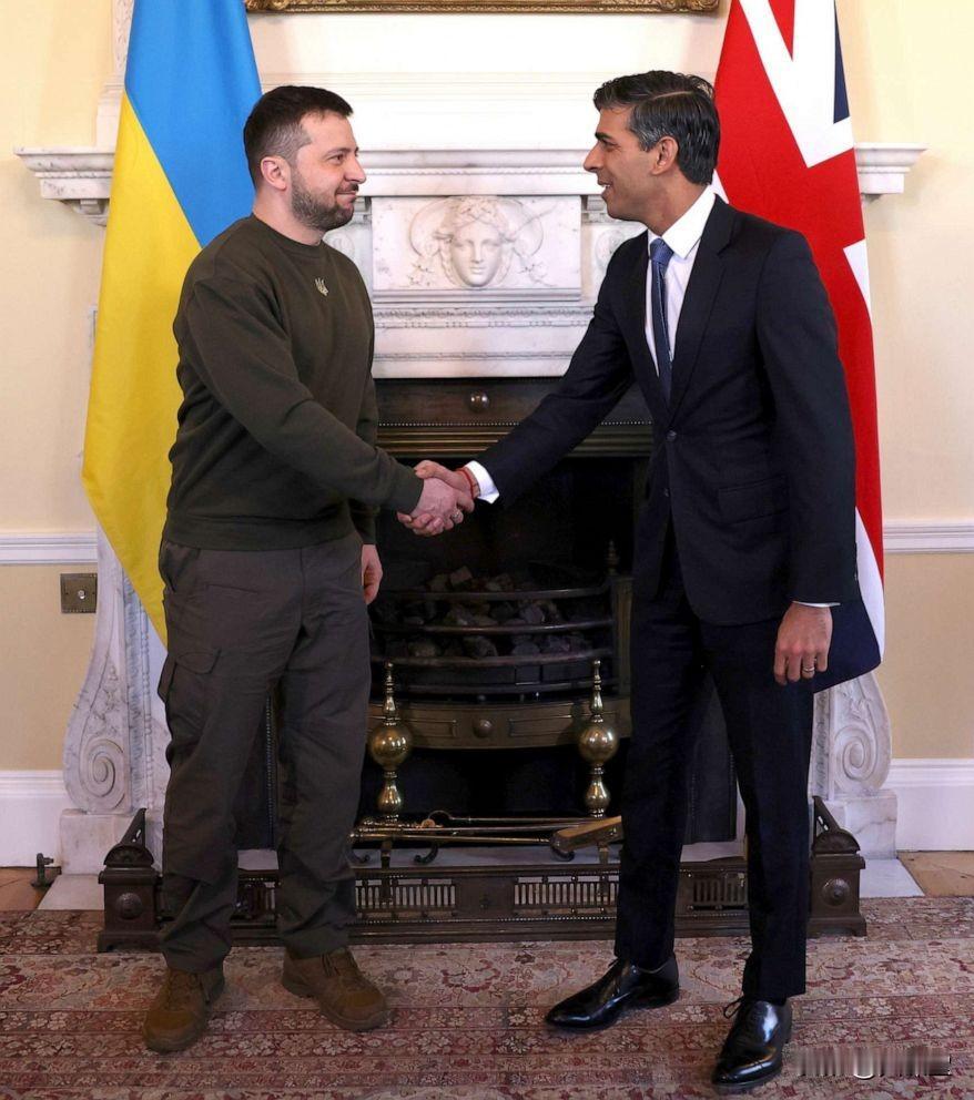 英国新首相对着泽连斯基表态，“我个人百分之百站在你这边”。英国比鬼还精：我英国绝