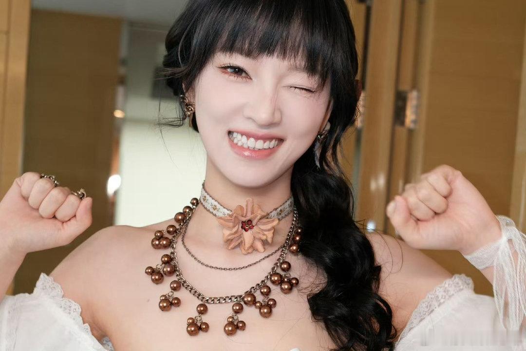 黄灿灿的线下生图总能刷屏，因为真的好看得不需要修。而镜头之外，她正一边拍戏一边赶