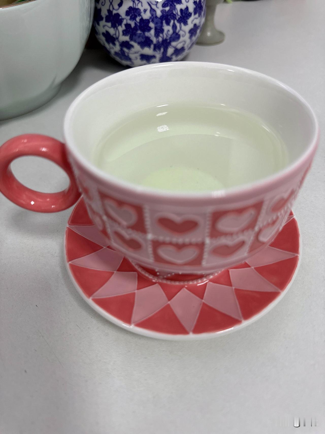 今天孩子送我一个景德镇陶瓷水杯当新年礼物，粉粉的颜色超漂亮！拿到手我就迫不及待想