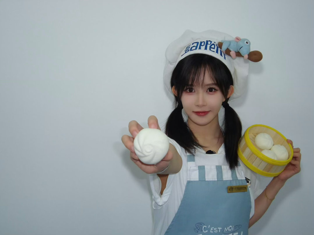 女团选手段艺璇转行当厨子了百厨大战段艺璇奔赴百厨大战，从舞台爱豆变身新晋厨子，锅