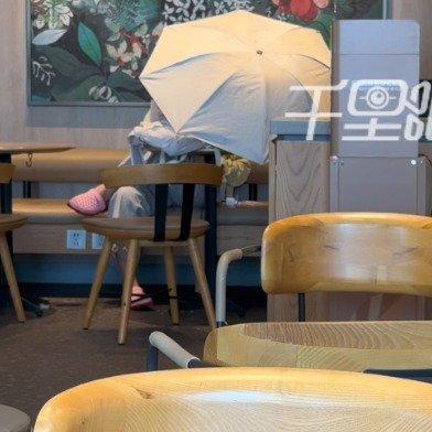 离谱！海口星巴克，网传一名备考公考的女子进店一分钱不消费，直接占住一整张桌子。店