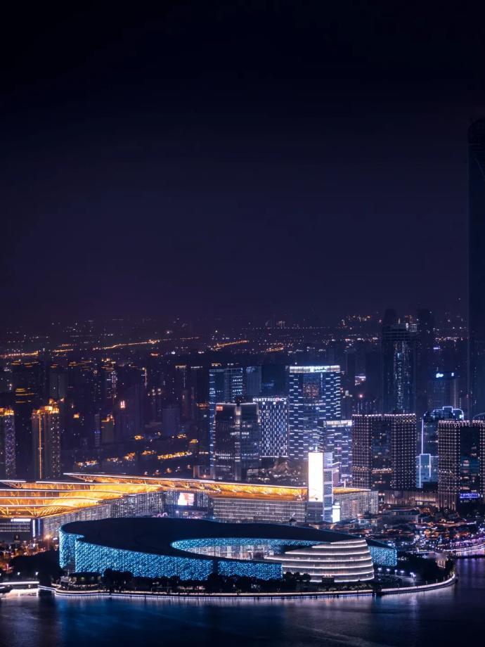 #苏州的双面魅力#苏州，一城双面。漫步园林，感受千年古风的细腻韵味。每一处小桥流