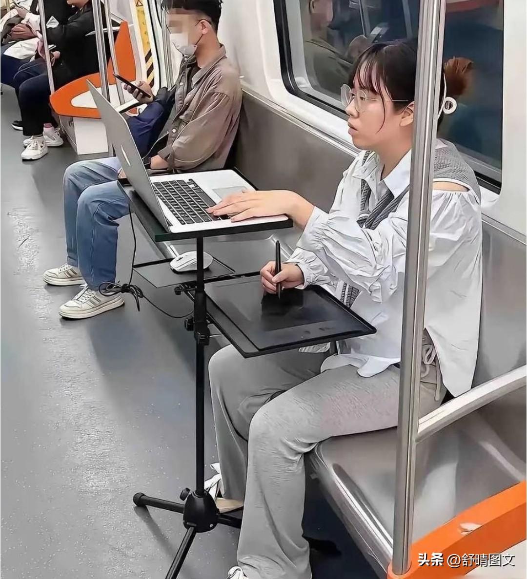 郑州地铁上看到的一幕。
如果以后她不能财富自由，那么普通的我们还要抱怨什么呢？