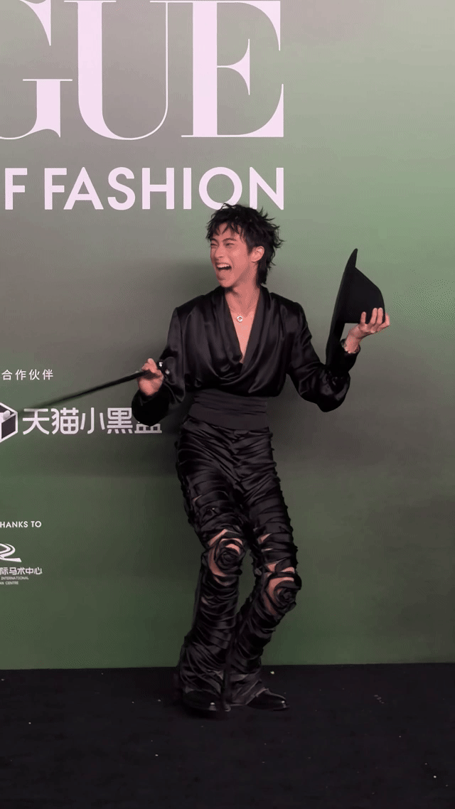恩利红毯演小品斗牛士造型帅到腿软，膝上玫瑰又野又撩，别人走红毯他演即兴小品，这波
