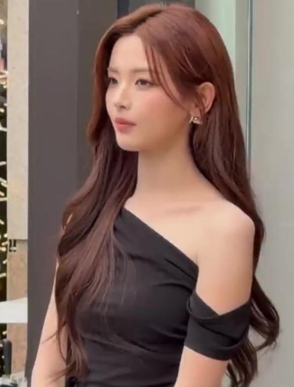 杨超越上海生图鲨疯全场！一袭黑露肩礼服清冷又御，无滤镜状态绝美，腰臀比例与锁骨线