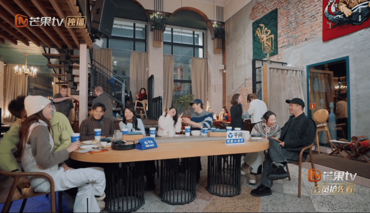孙杨张豆豆甜度超标了夫妻俩出游太甜啦，孙杨不停给老婆拍好看照片，时不时亲亲，坐下