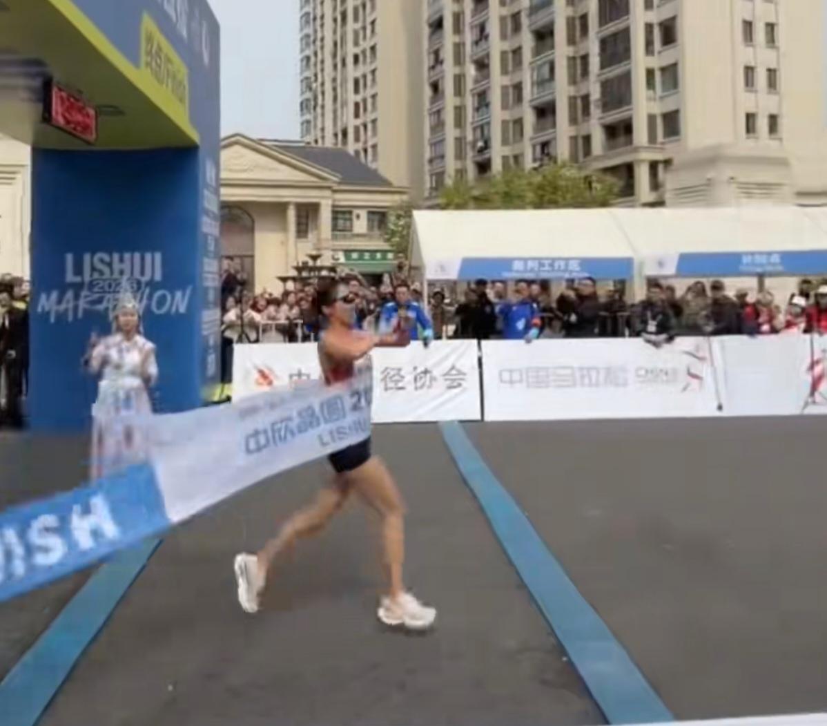人生的选择，真的没有对错，只有适不适合自己。

张水华在丽水马拉松上，直接跑出了