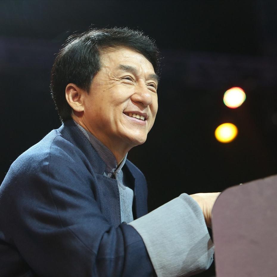 武打演员，成龙说，最严重的一次受伤，拍龙兄虎弟，在国外拍的，从高墙上跳到树上，我