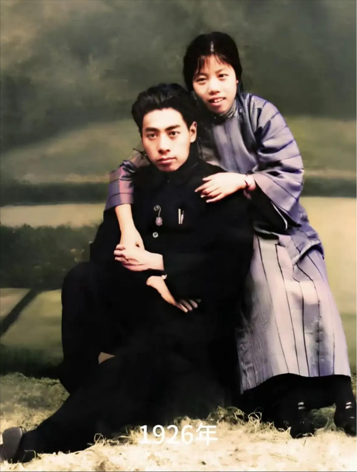 我们怀着崇敬的心情纪念敬爱的周恩来总理诞辰128周年，缅怀他老人家为新中国的解放