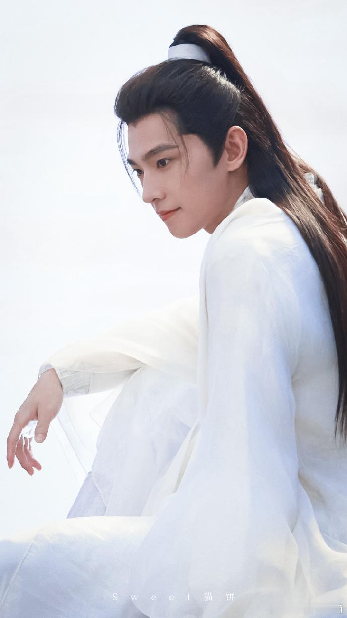 杨洋回应内娱白月光回归 杨洋把韩立演得如此生动，他从青涩到稳重的变化过程，不仅让