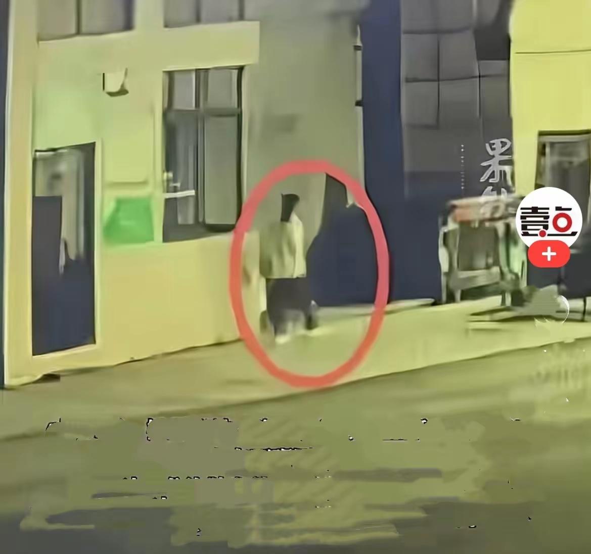 广西河池年仅18岁的女孩李思绮，独自在当地超市上班，她的父母常年在广东务工，唯一