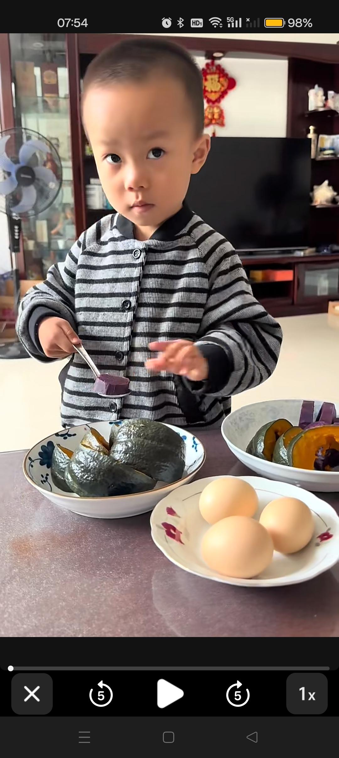 成成长本事啦！自己吃早餐啦😍


 成成人虽小但做事稳当，然然又长高啦[赞] 