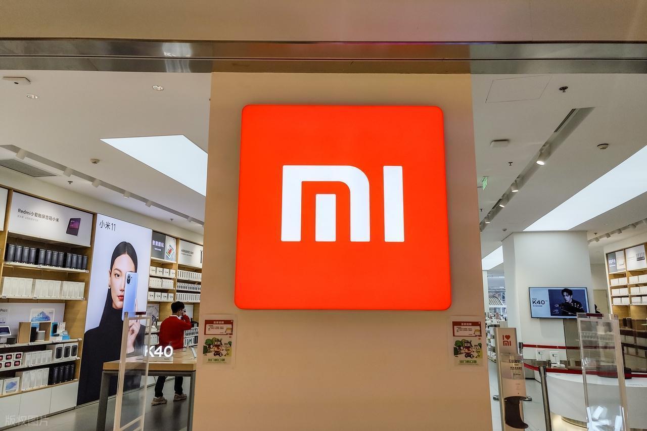 12月25日晚，小米15周年收官发布会上，小米17Ultra正式亮相，定位"巅峰