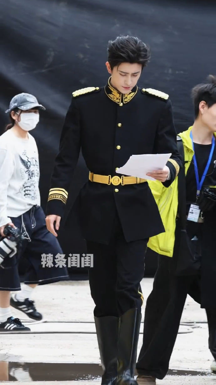 敖瑞鹏民国造型也如此权威万花世界 这波上大分！敖瑞鹏宽肩窄腰大长腿完全驾驭住了民