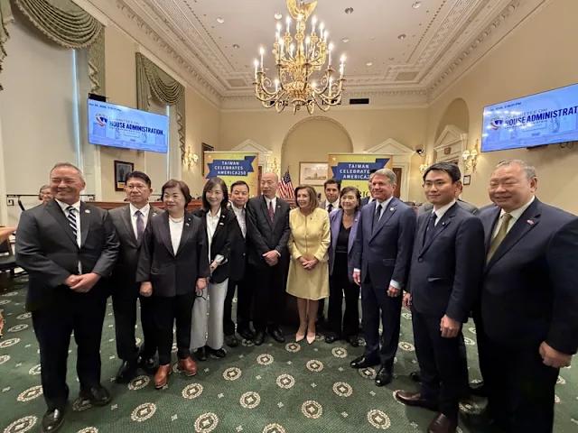 不要再对韩国瑜抱有任何期望！
韩国瑜跑到美国，见了老巫婆佩洛西。

佩洛西是谁？