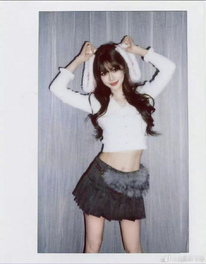 一年一度看美丽baby的日子到了，Angelababy带着她的兔耳撕拉片来给大家