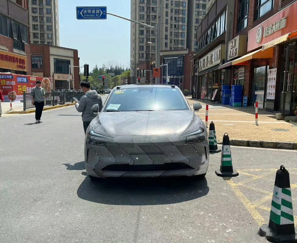 乐道的伪装图出来了。与蔚来主品牌一样，采用了瞭望式传感器布局。非常明显头顶两个摄