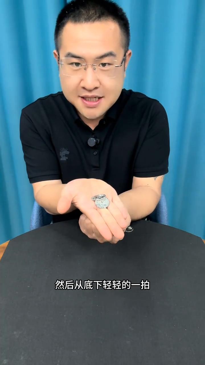 揭秘硬币穿透衣服竟然完好无损。
32，接下来把这枚硬币穿透你的衣服。不可能，看好