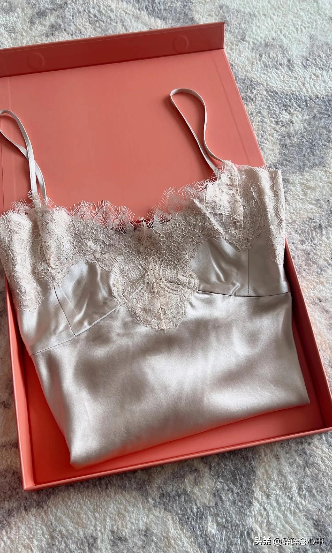 陪嫁的几千块真丝睡衣，五年了，吊牌都没剪。

不是不想穿，是他不让。从结婚第一天