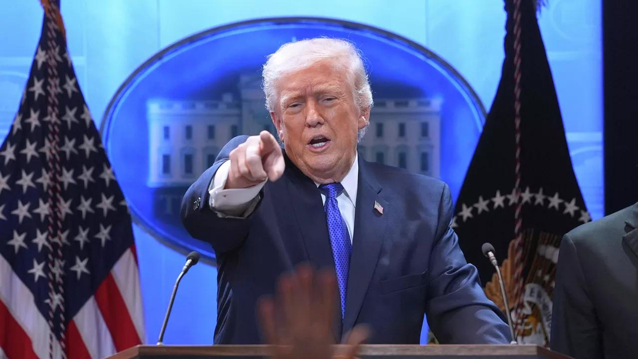 美国总统特朗普周三在白宫会见科技企业高管时谈及对伊朗的战争称，美军在前线的表现非