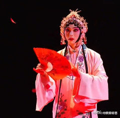 在梅边披荆斩棘年度滚烫舞台 一开口就带入牡丹亭的浪漫梦境，柔美的昆曲和动感说唱无