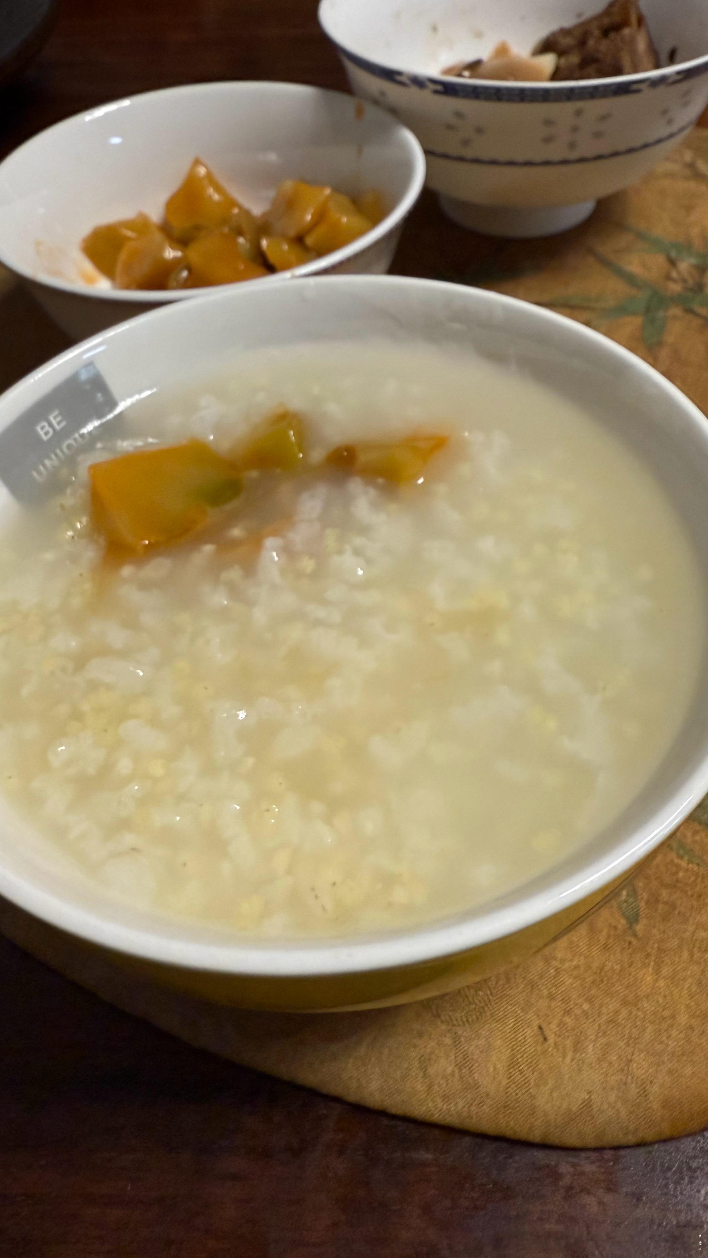 练完拳击今天全身又酸又痛，吃点清淡的。粥，榨菜，鸭肉，蛋白。企图反弹的体重被遏制
