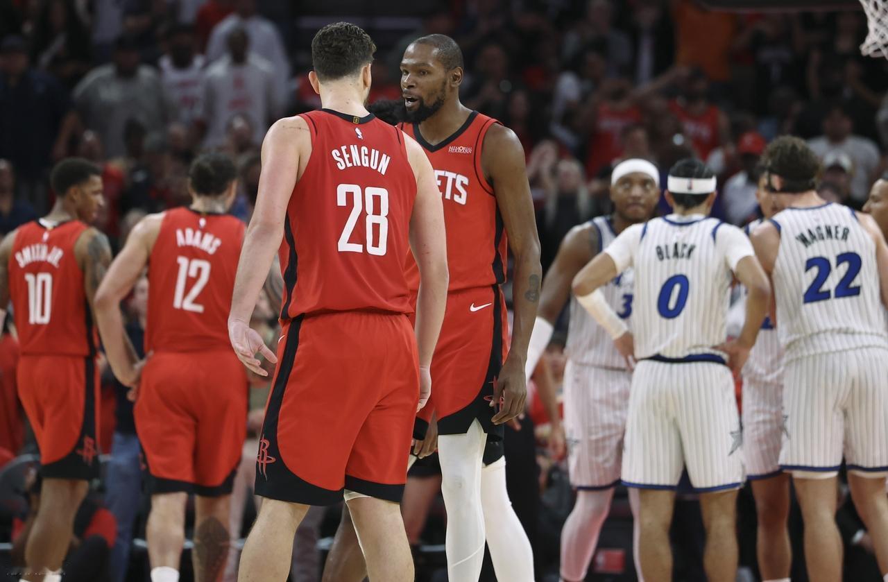 释放争冠信号！杜兰特从3中0，到9中3，半场砍下全场最高的13分，带领火箭一度领