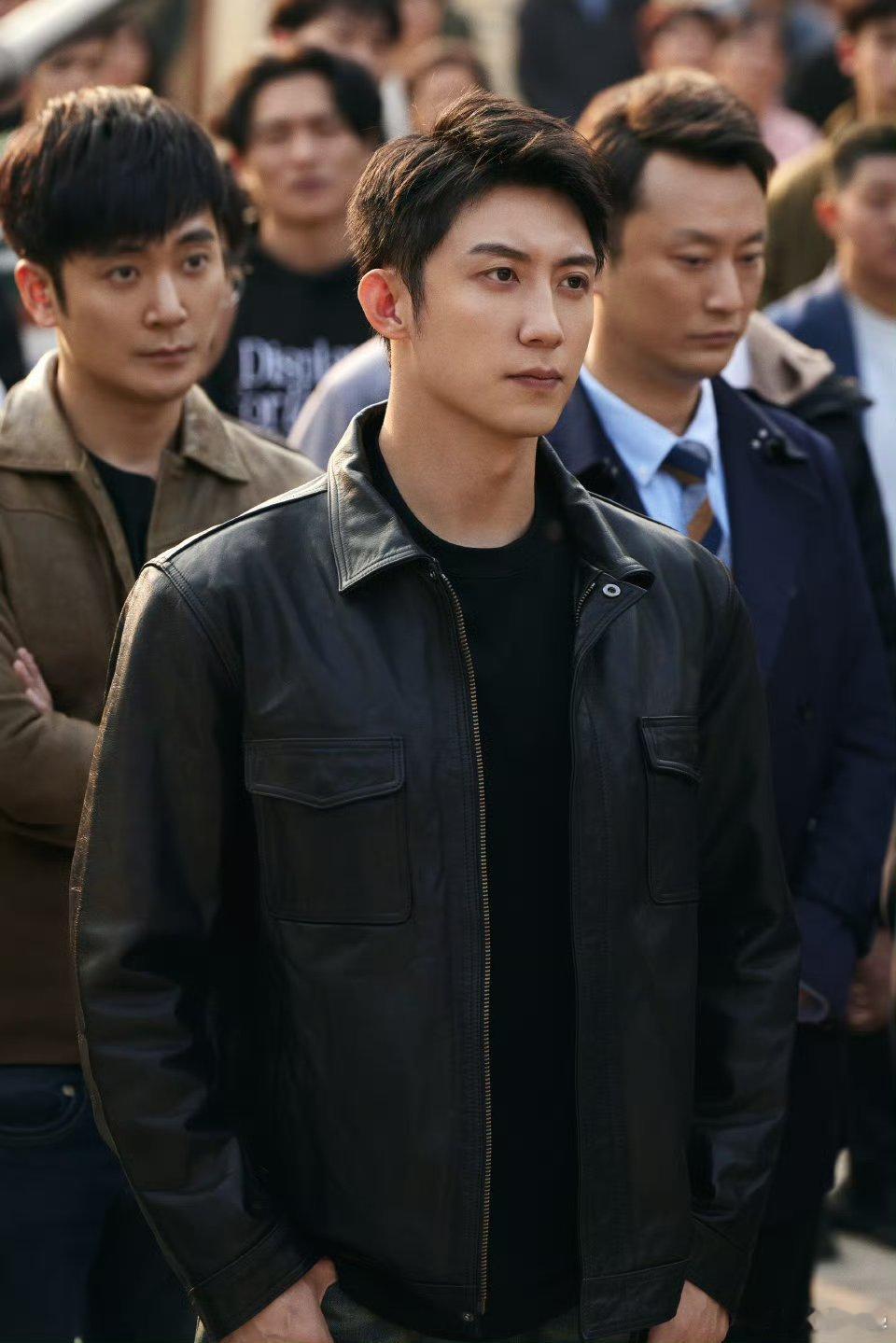 逛街发现今年好多皮衣款式，男士穿搭可以参考黄景瑜罚罪2黄景瑜秦枫 秦队长真的皮衣