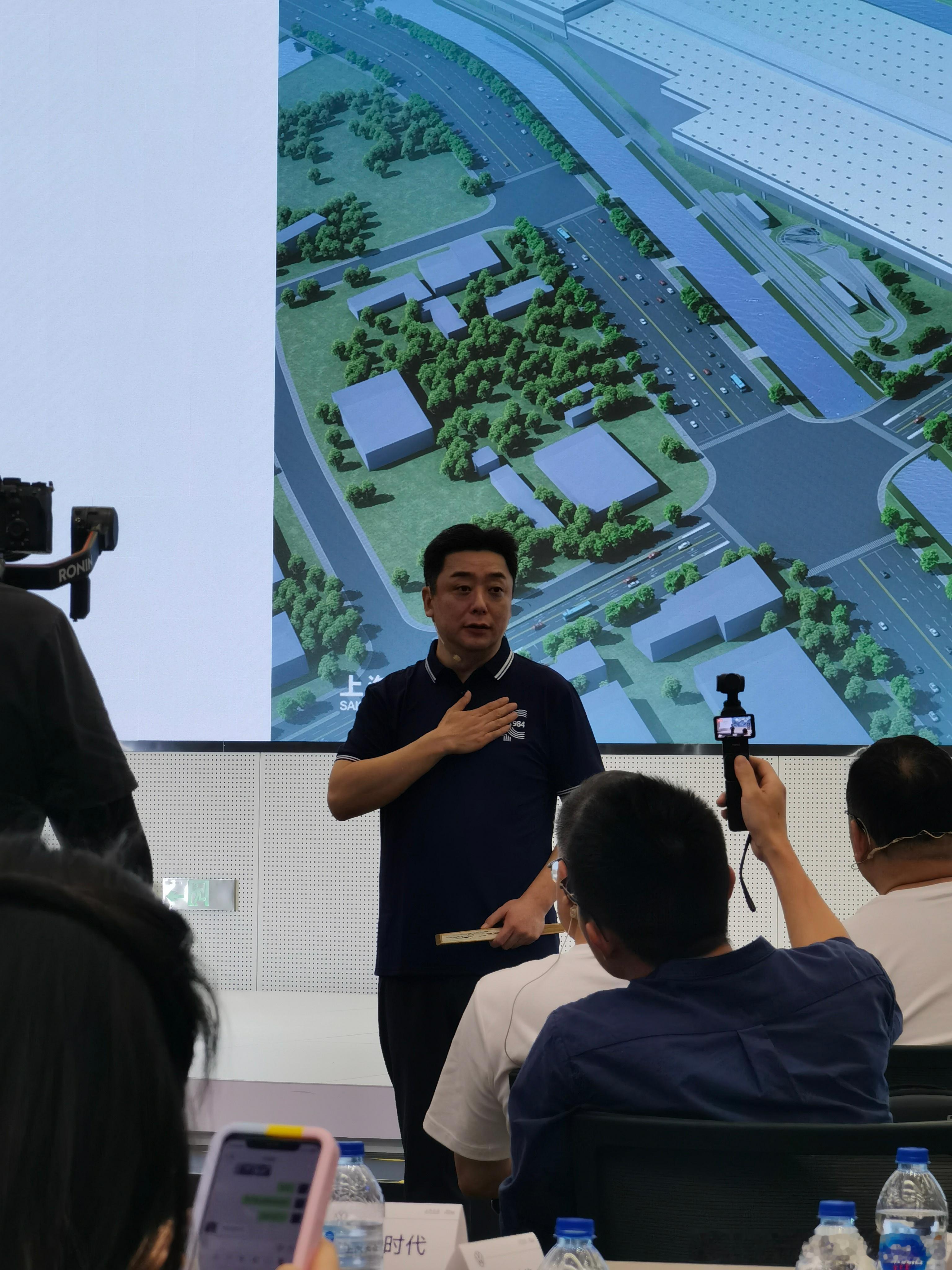 上汽大众的销售副总俞总说的挺好的：市场真的很卷，车企相见仿佛碰到了仇人。其实没必
