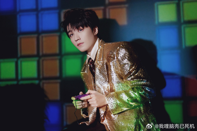 王俊凯QQ音乐超级巅峰之夜造型王俊凯鎏金西装 王俊凯QQ音乐超级巅峰之夜造型，王